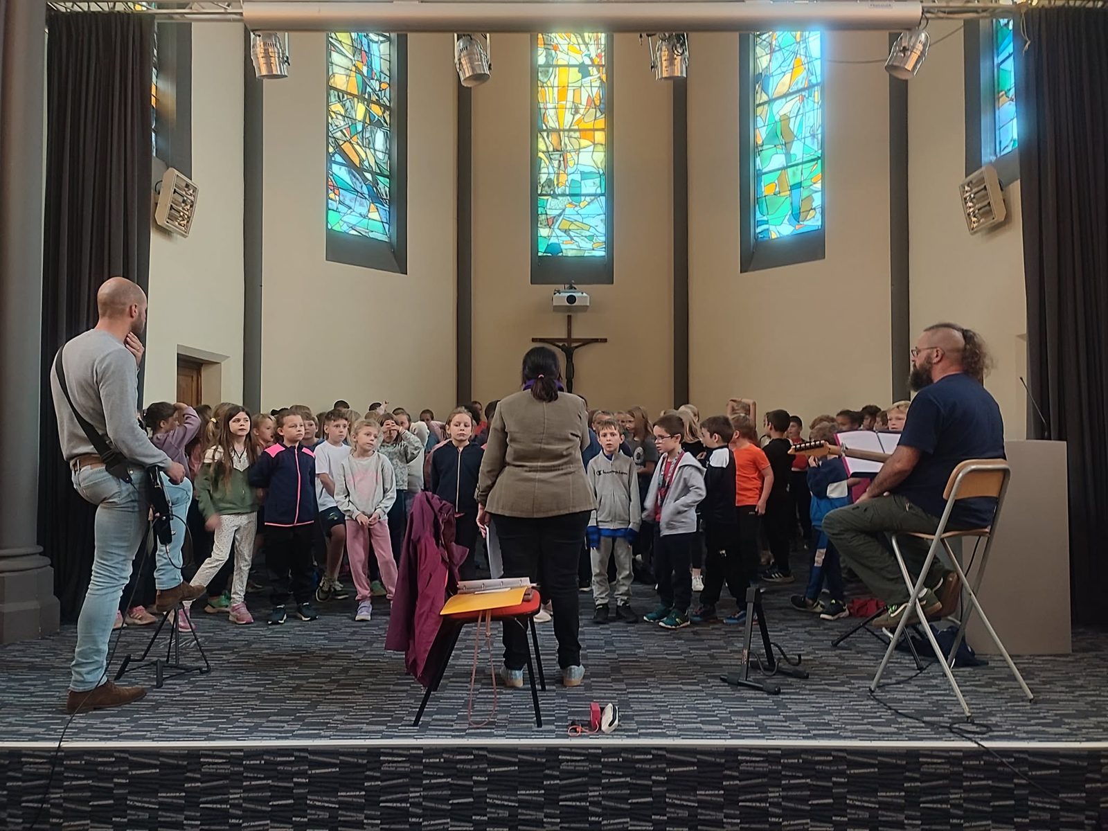 Chant à la chapelle Les élèves de l'école chantent ensemble à la chapelle
