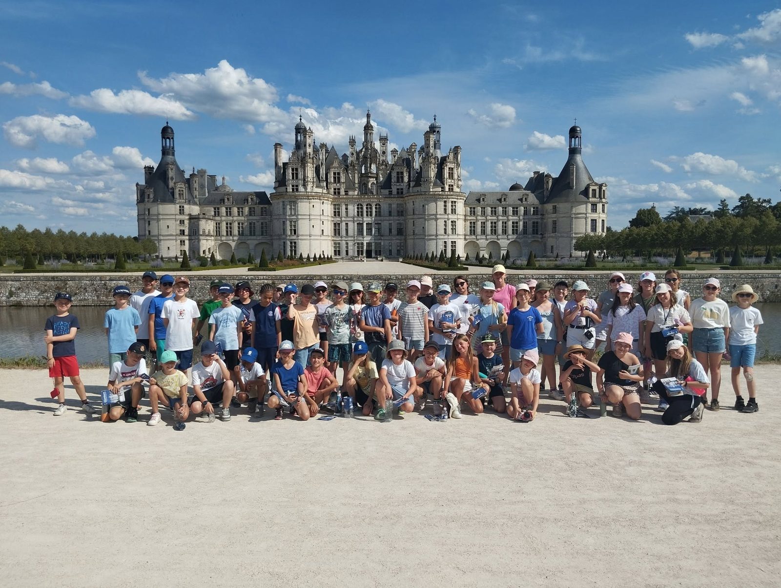 Photo de groupe des élèves devant le château de Chambord